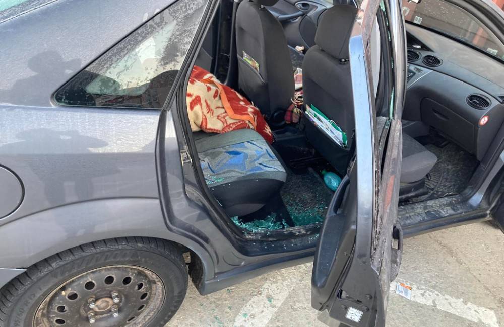 Na Hájiku rozbil niekto okno na osobnom automobile, majiteľka prosí o pomoc pri hľadaní vinníka