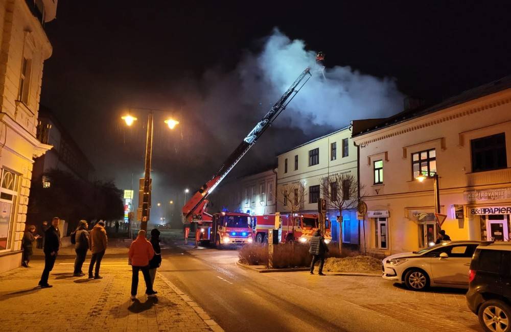 V Liptovskom Mikuláši horel bytový dom, evakuovať museli 15 ľudí