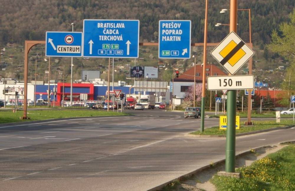 Na štvorprúdovej ceste v Žiline sa pomedzi autá prechádzal neznámy muž, mestskí policajti včas zasiahli