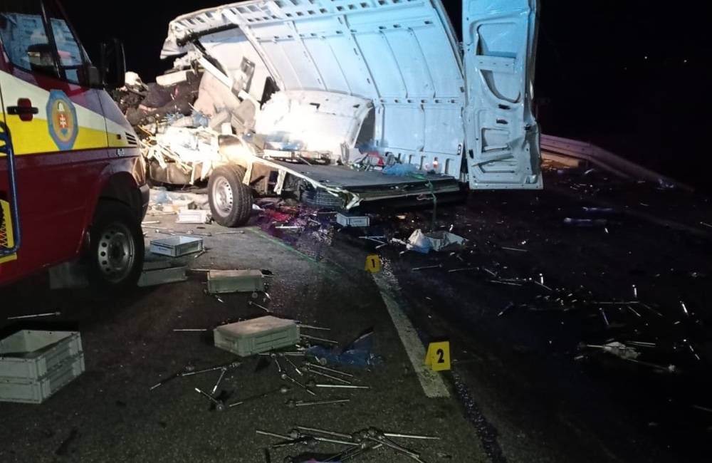 Foto: AKTUÁLNE: Tragická dopravná nehoda pri Krásne nad Kysucou si vyžiadala dva životy, cesta je už prejazdná