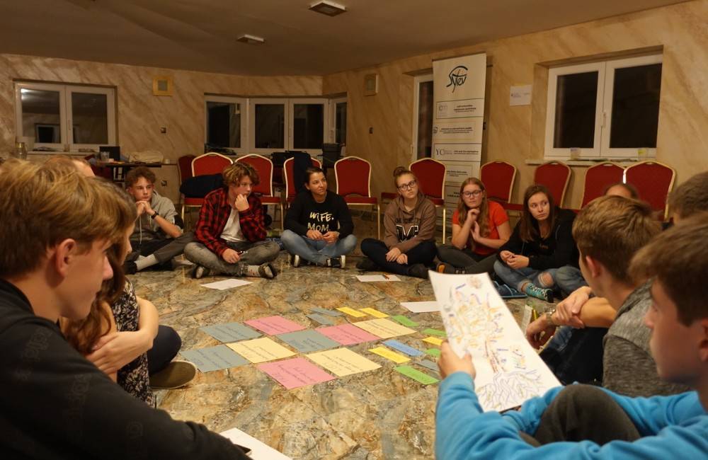 Študenti gymnázia Hlinská v Žiline vylepšujú svoje okolie vďaka projektu ŽSK Show your talent 