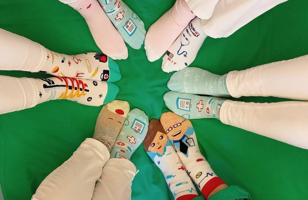 Ponožkovou výzvou si zamestnanci nemocníc v Žilinskom kraji pripomenuli svetový deň Downovho syndrómu