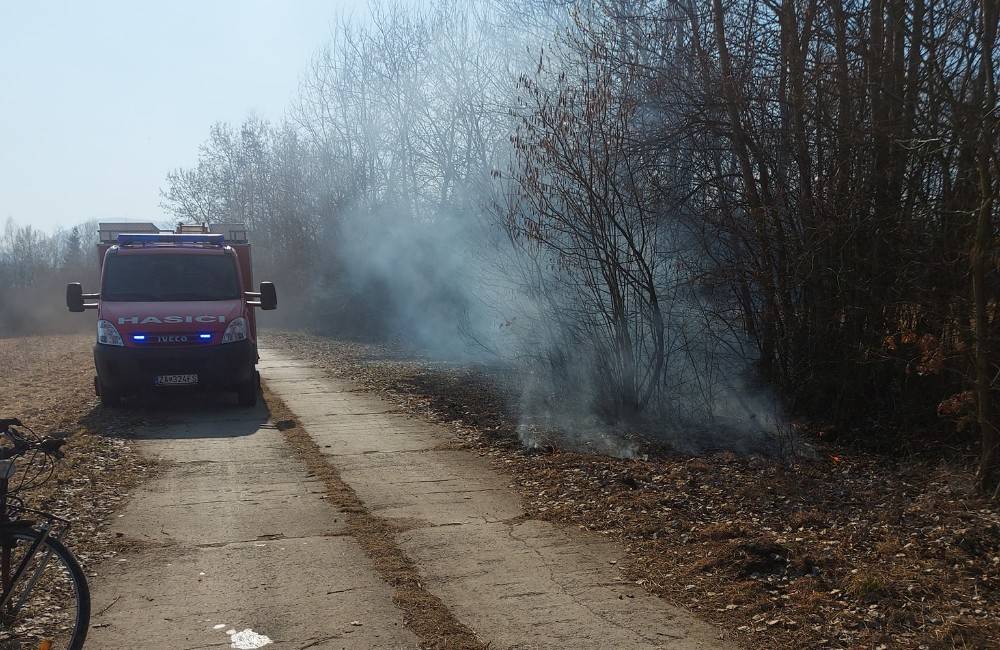 V Trnovom horela suchá tráva a kry, od 22. marca sa v lese v okresoch Žilina a Bytča nesmie ani fajčiť