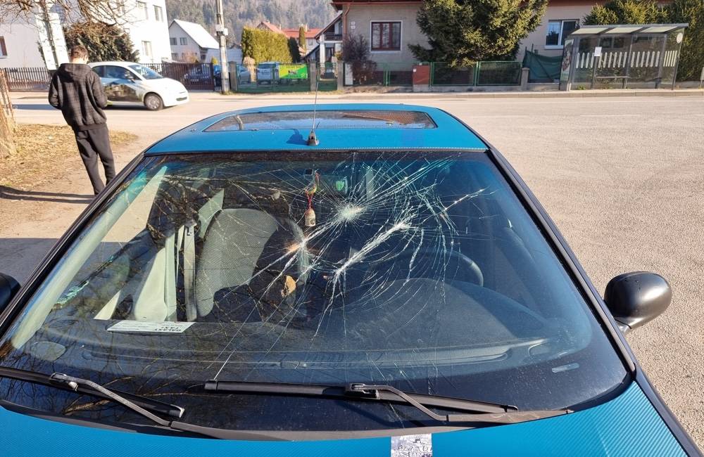 V obci Teplička nad Váhom neznámy páchateľ rozbil okná na vozidle taxi služby