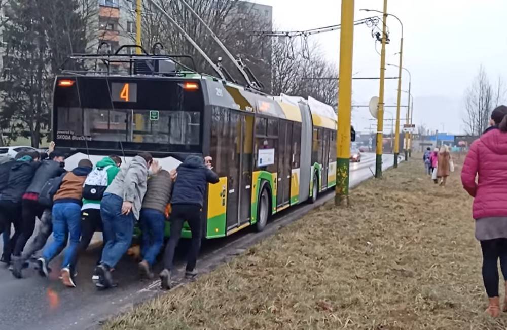 Foto: VIDEO: Cestujúci pomohli vodičovi MHD na sídlisku Solinky, nepojazdný kĺbový trolejbus odtlačili
