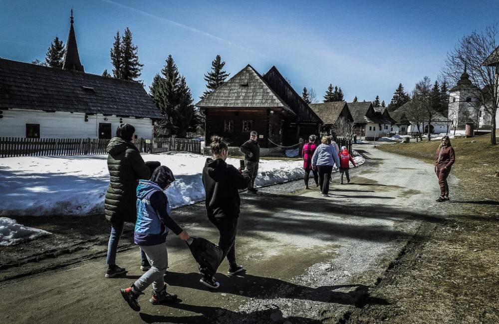 Vojaci v Mokradi zobrali utečencov z Ukrajiny na výlet za kultúrou do Múzea Liptovskej dediny