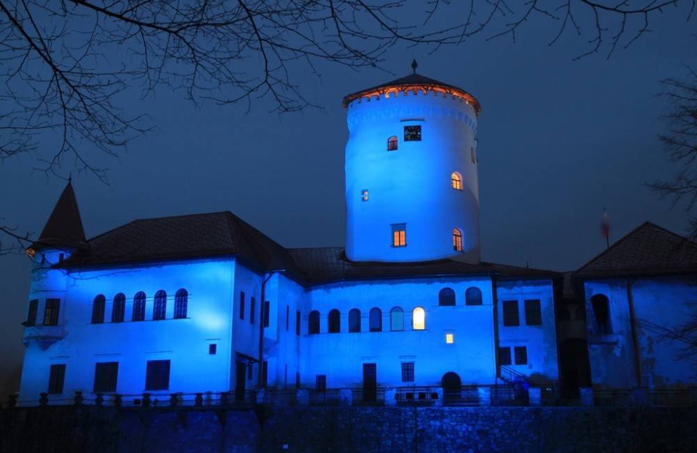 Foto: Burianova veža a Budatínsky hrad sa pri príležitosti Dňa povedomia o autizme rozsvietia na modro 