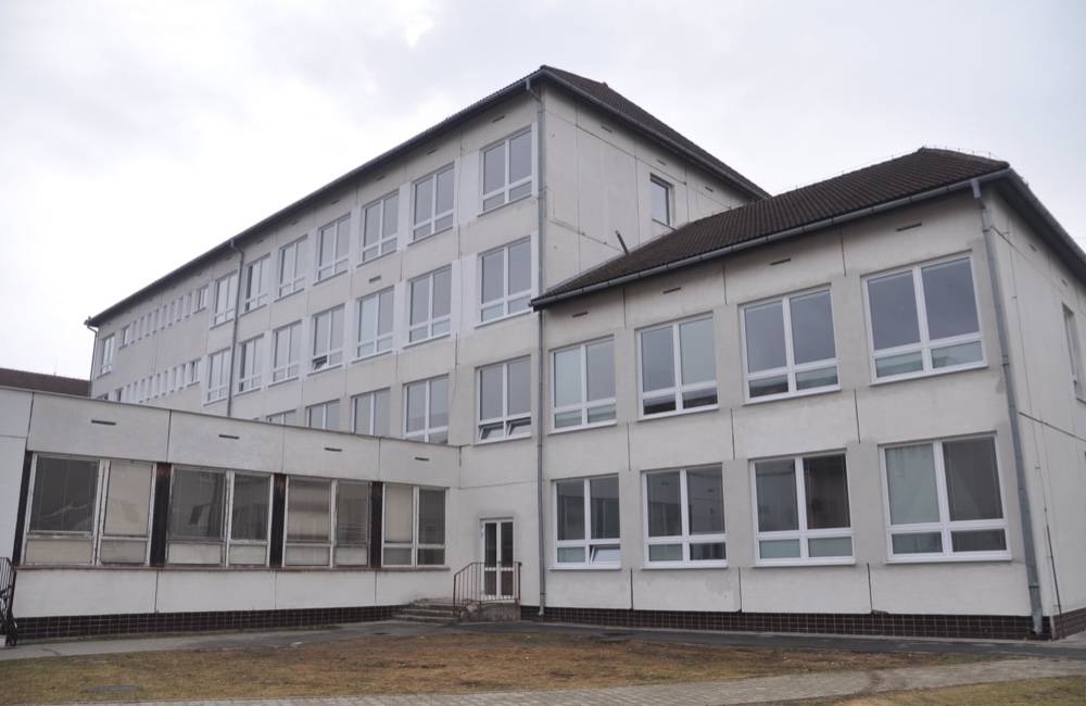 Na budove Spojenej školy v Turčianskych Tepliciach vymenili takmer 100 okien 