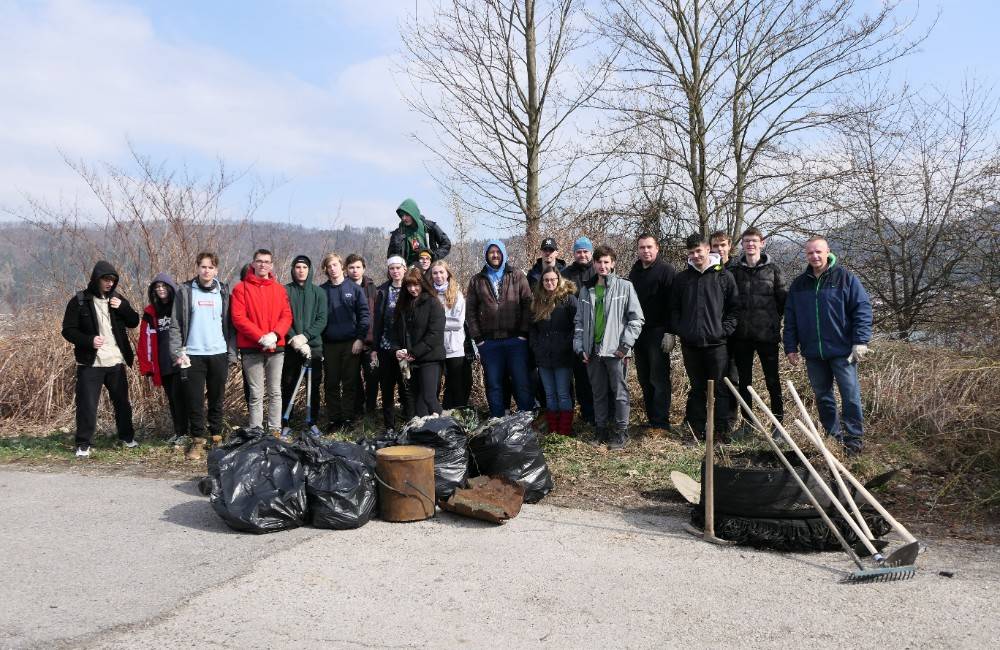 Viac ako 160 dobrovoľníkov čistilo okolie kaplnky na Hruštinách a Vodné dielo Žilina, akcia pokračuje v piatok