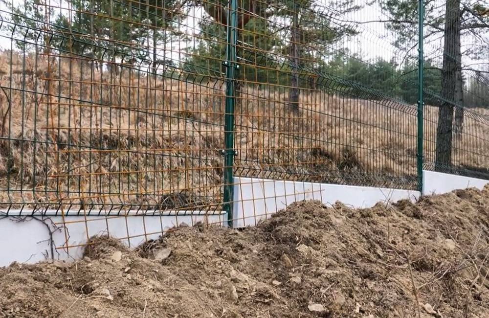 Nedávno vybudované oplotenie žilinského cintorína už poškodila divá zver, doplniť musia elektrickú ohradu