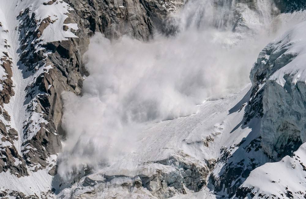 V pohoriach Žilinského kraja je vyhlásený prvý až druhý stupeň lavínovej hrozby, pri oteplení bude stúpať