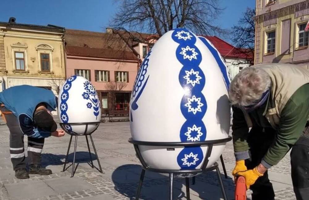 Deti si na námestí v Liptovskom Mikuláši vyskúšajú upliesť korbáč a ozdobiť vajíčko
