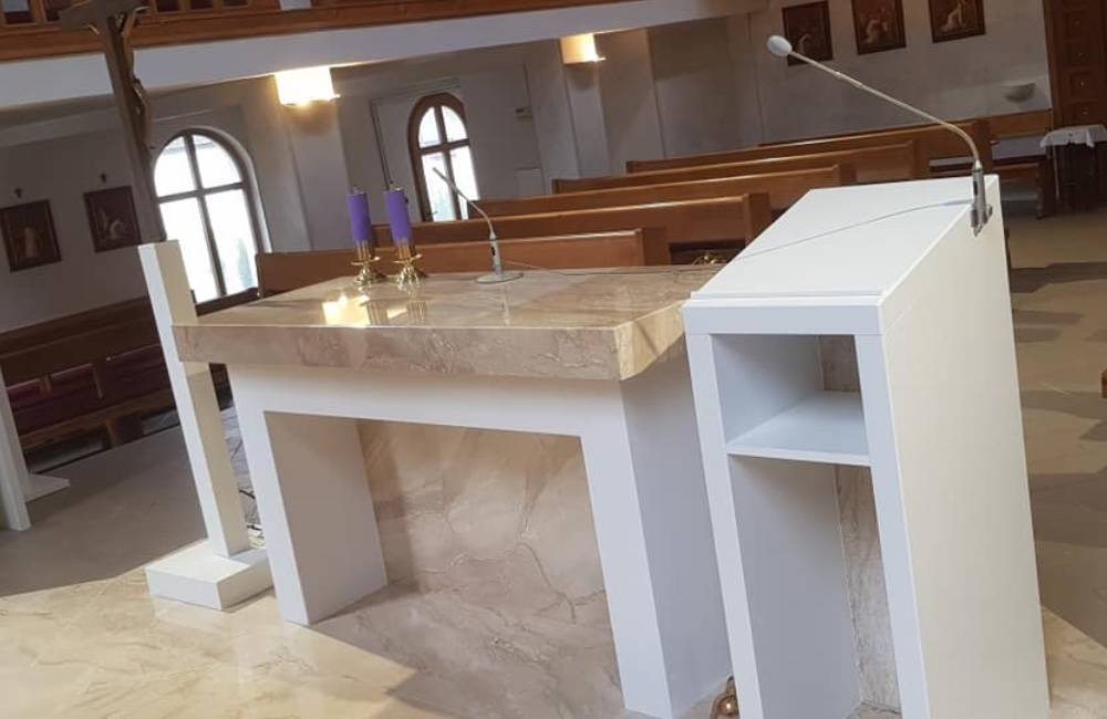 V trnovskom kostole zrekonštruovali svätyňu, drevené prvky nahradili talianskym mramorom