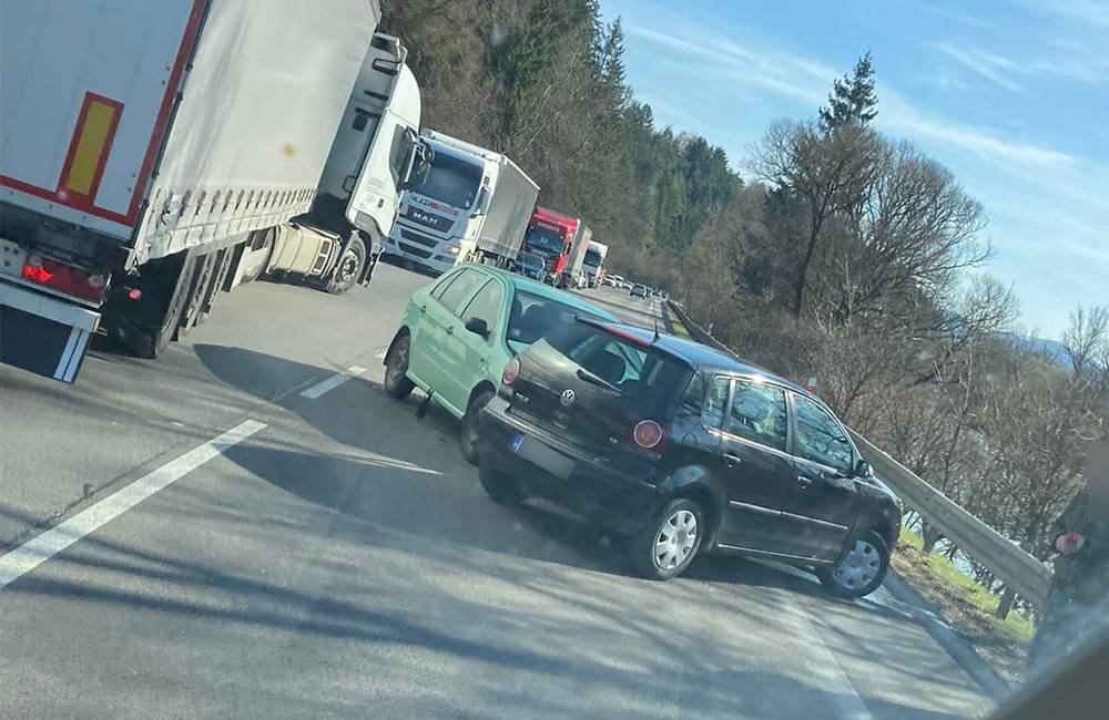 Foto: AKTUÁLNE: Pri Kysuckom Lieskovci došlo k zrážke dvoch osobných áut, začínajú sa tvoriť rozsiahle kolóny