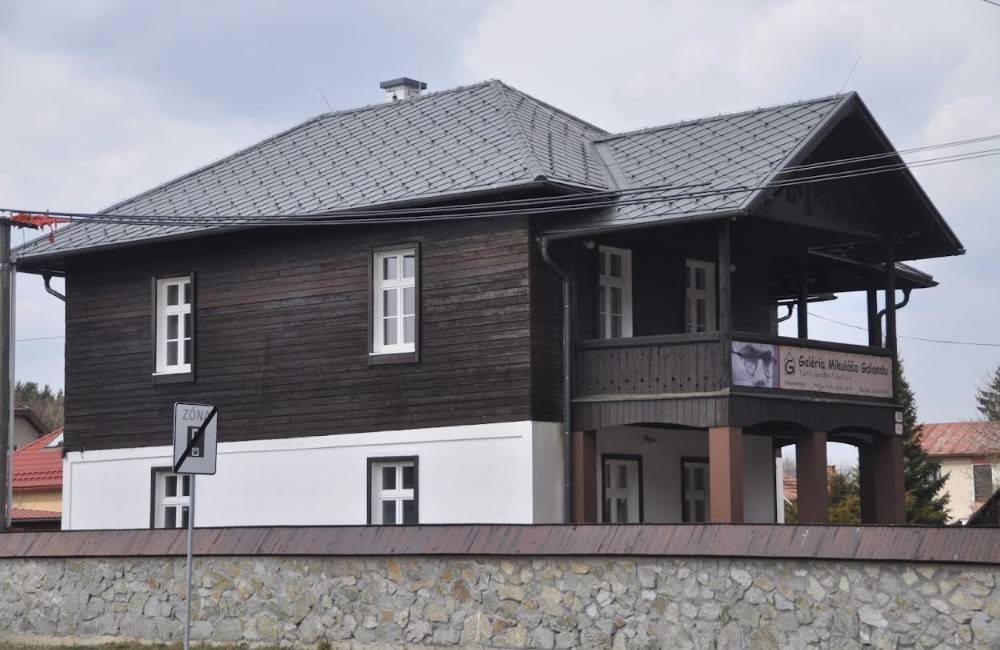 Rodný dom a zároveň Galéria Mikuláša Galandu má novú strechu, otvára výstavu Pre radosť malým i veľkým