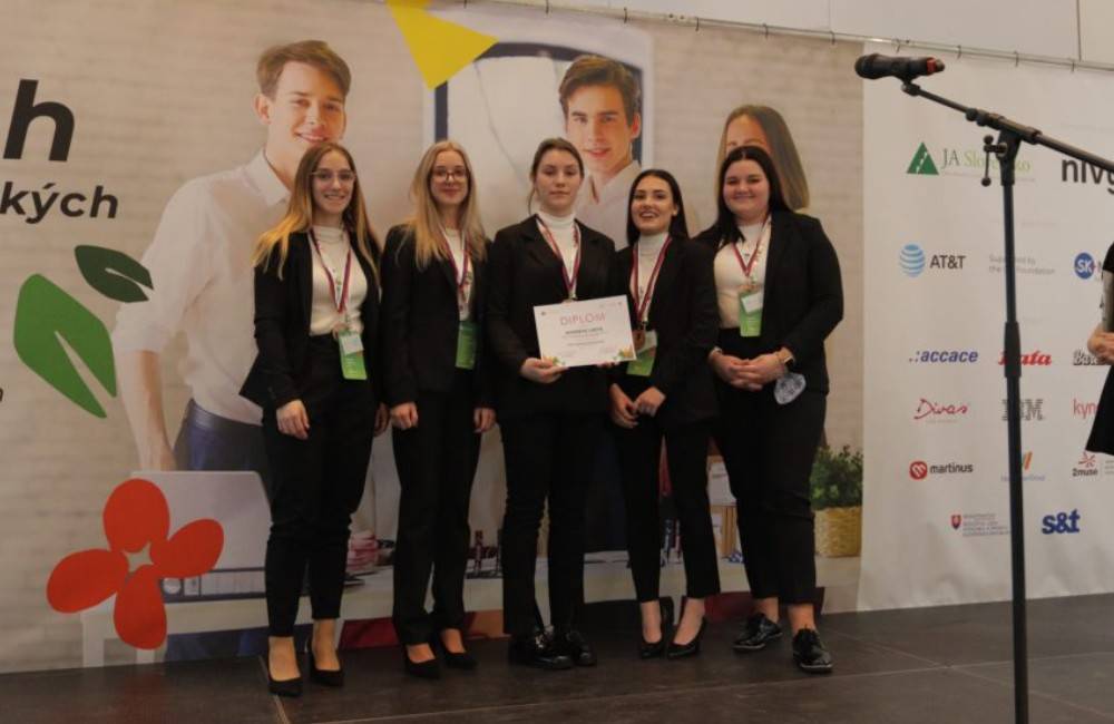 Foto: Študentky z Námestova sa s maturitným šlabikárom a edukačnou hrou umiestnili na Veľtrhu podnikateľských talentov
