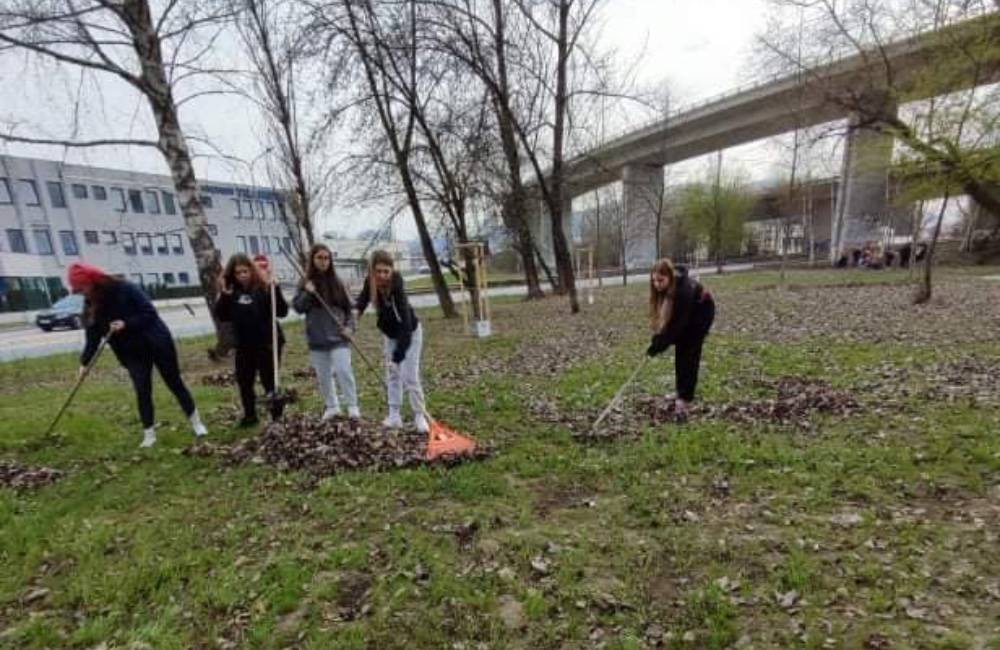 Študenti z poľnohospodárskej SOŠ oslávili Deň Zeme upratovaním vo Framborskom parku v Žiline 