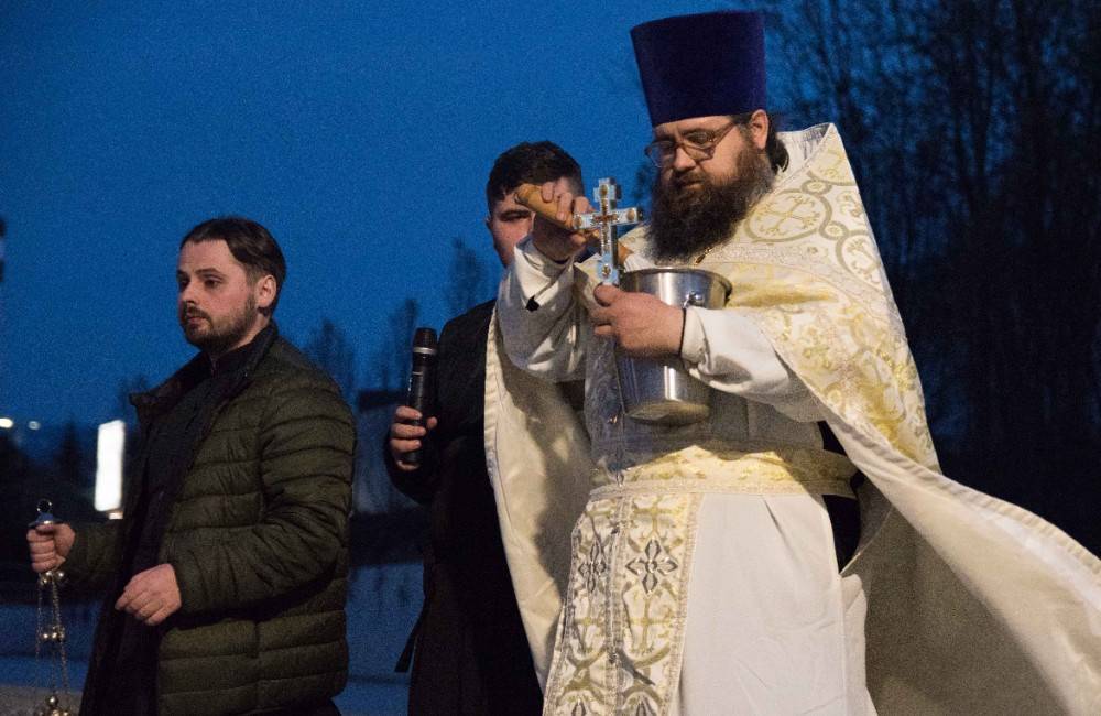 FOTO: Ukrajincom v Žiline pripomenula zvyky domova pravoslávna liturgia, kňazi im posvätili slávnostné pečivo