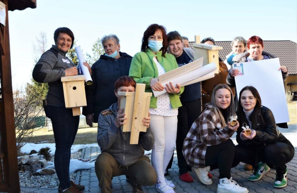 Foto: Oravskí stredoškoláci a klienti centra sociálnych služieb spoločne na Deň Zeme vyrábali vtáčie búdky