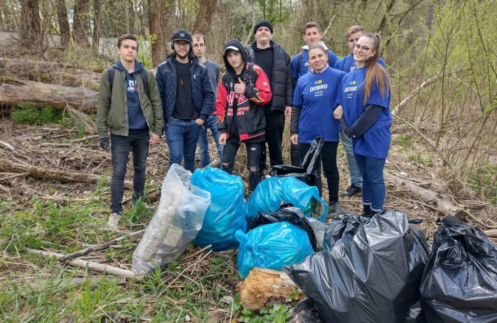 FOTO: Študenti zo Spojenej školy Žilina-Bytčica čistili brehy rieky Kysuca. Vyniesli až 18 vriec odpadu