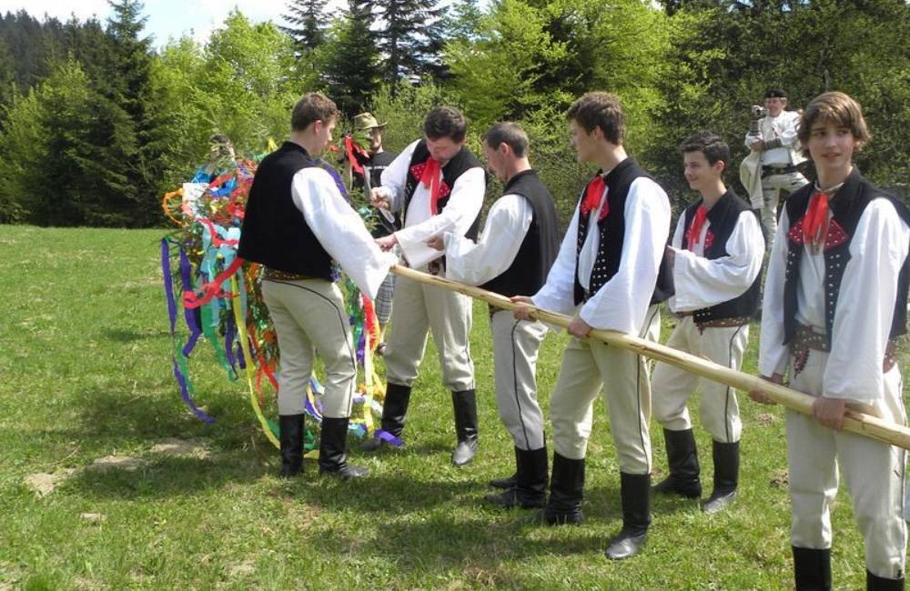 V Múzeu kysuckej dediny vo Vychylovke otvárajú letnú sezónu stavaním mája
