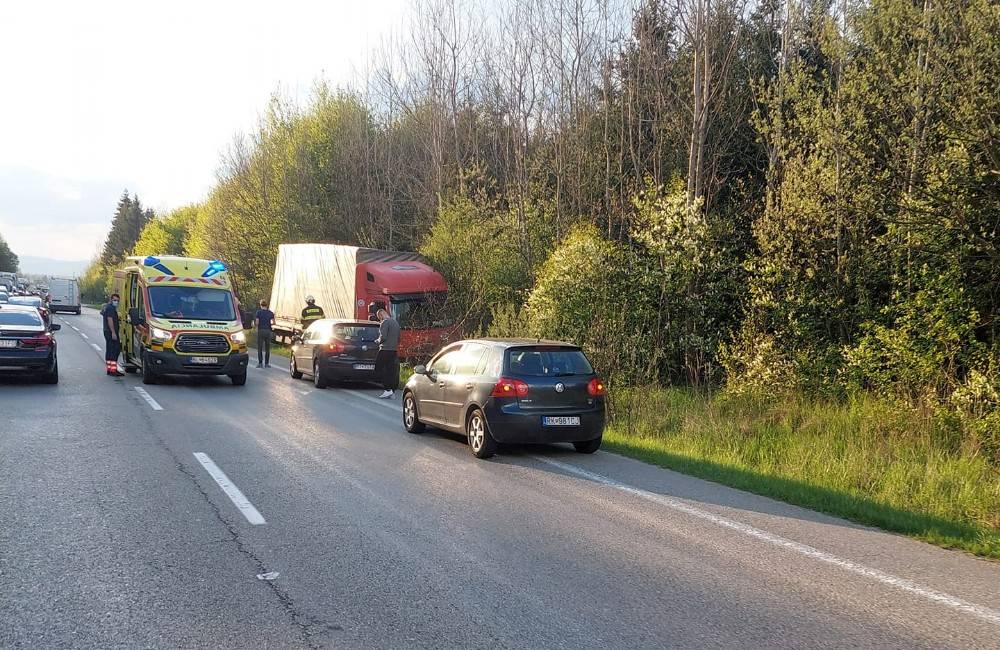AKTUÁLNE: Za Žilinou v smere do Martina skončilo nákladné auto mimo cesty, kolóna siaha až na Košickú
