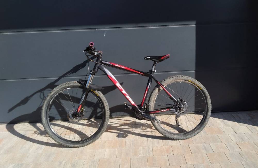 Vo Varíne neznáma osoba ukradla bicykel spred miestnych potravín, majiteľ prosí o pomoc s pátraním