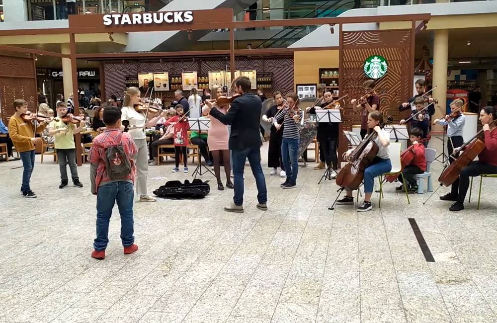 VIDEO: Sláčikový orchester nečakane prekvapil návštevníkov žilinského obchodného centra nádhernou skladbou