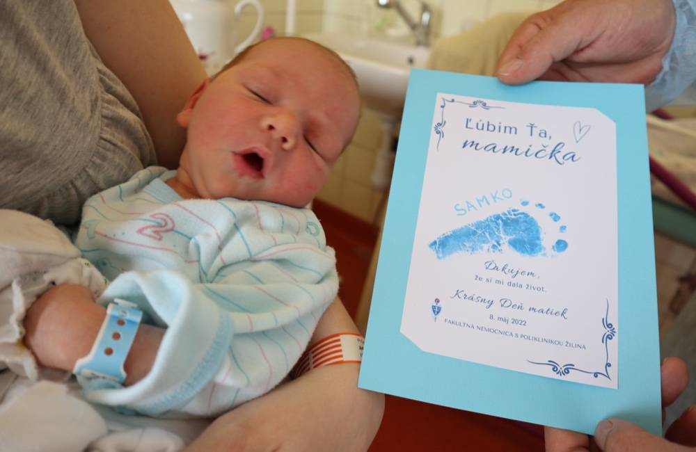 Maminky v žilinskej pôrodnici oslávili Deň matiek, od nemocnice dostali odtlačky nôh svojich detí