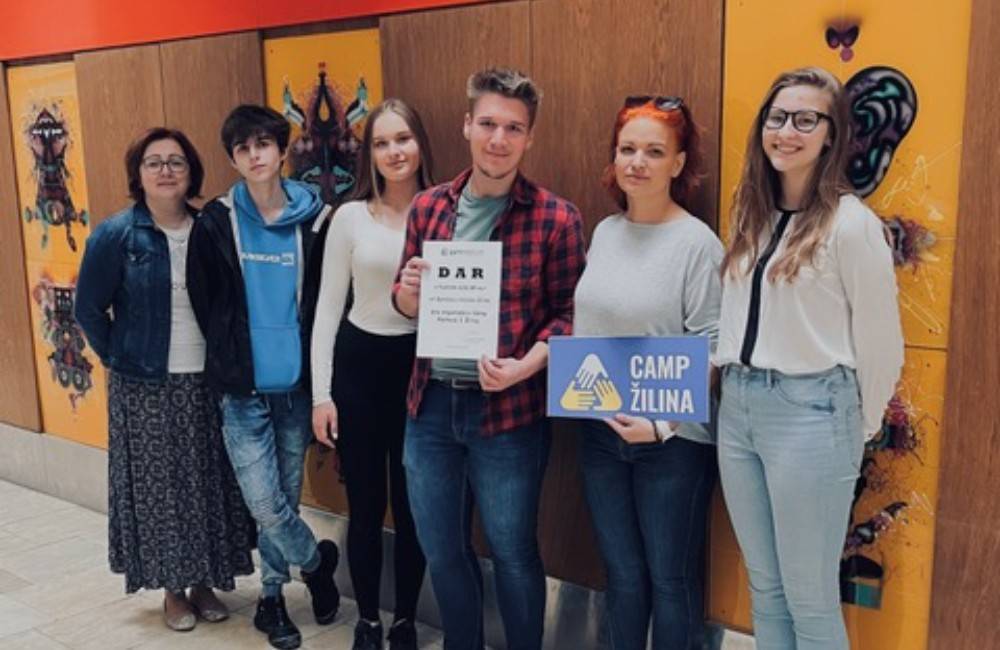 Foto: Študenti gymnázia Hlinská v Žiline zorganizovali zbierku pre Ukrajinu. Výťažok putoval organizácii Camp Žilina