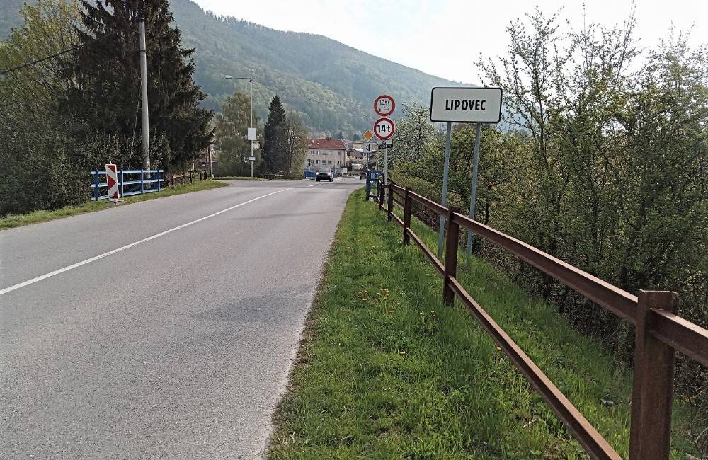 Foto: Cestári osadili pri obci Lipovec nové zvodidlá. Staré už nespĺňali bezpečnostný štandard
