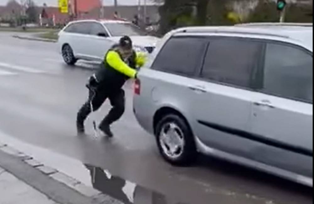 VIDEO: Policajti pomohli roztlačiť odstavené vozidlo, okoloidúci svedok ich zachytil na kameru