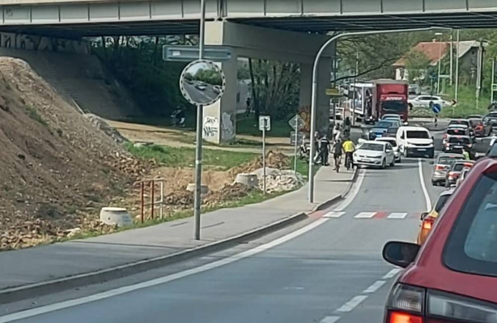 Foto: Na Rosinskej ceste došlo k ďalšej zrážke osobného auta s cyklistom, dopravu riadia policajti