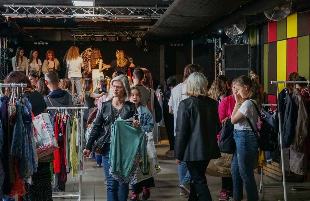 FOTO: Na žilinský jarný SWAP prišlo približne 300 ľudí, prebytočné oblečenie poputuje na charitu