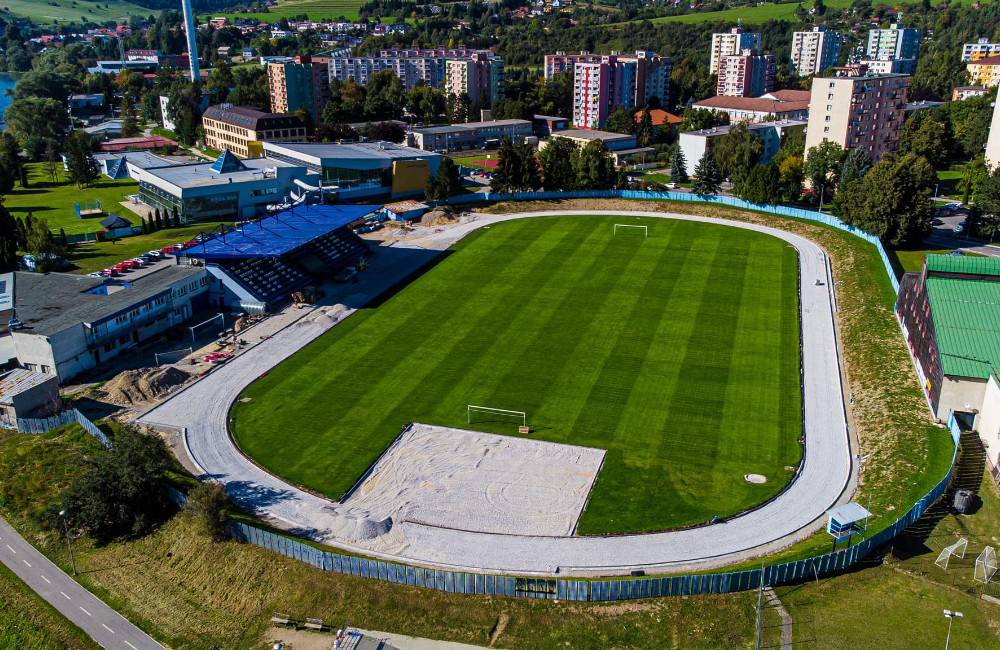 Foto: V Dolnom Kubíne dokončujú nový atletický štadión, na ktorý získalo mesto dotáciu 200-tisíc eur