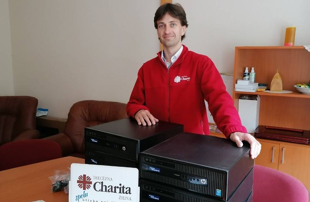 Výrobca automobilových komponentov daroval Diecéznej charite v Žiline desať počítačov