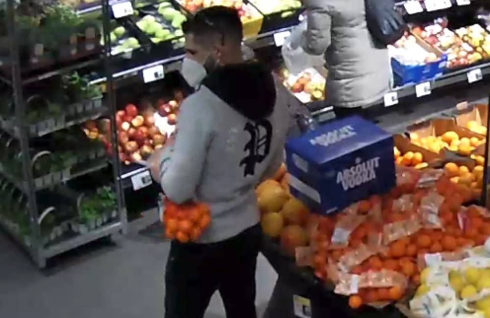 Foto: Neznámy muž na Kysuciach ukradol z obchodu 12 fliaš vodky, polícia prosí o pomoc s jeho stotožnením