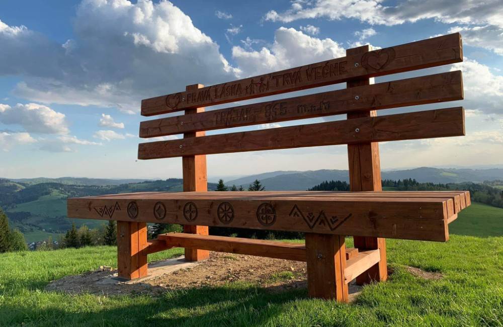 Foto: FOTO: Na Kysuciach pribudli dve lavičky nielen pre zamilovaných, jedna z nich je najväčšia na Slovensku