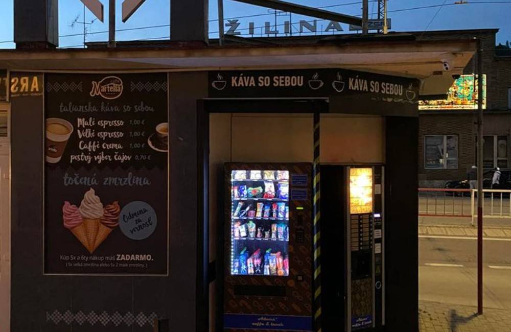 Predajný automat na Národnej ulici v Žiline sa zasekol, zákazníkom budú vrátené peniaze aj tovar