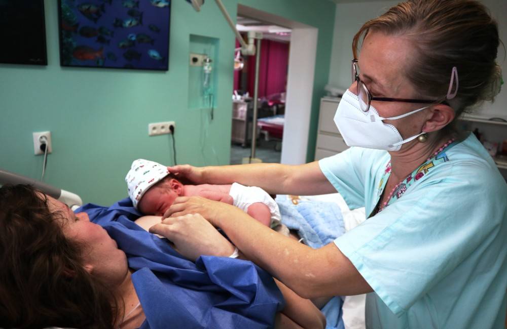 Žilinská nemocnica uvoľňuje režim pôrodnice, mamičku môžu sprevádzať až dve osoby