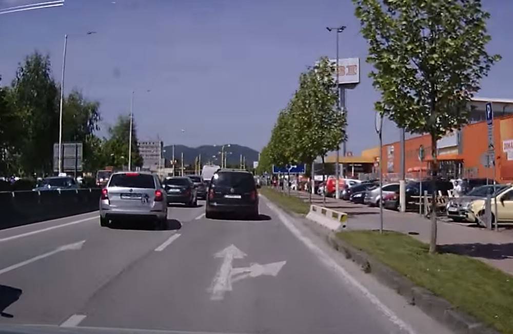 VIDEO: Ďalší z domácich vodičov bránil v plynulej jazde v dvoch pruhoch na ulici Vysokoškolákov