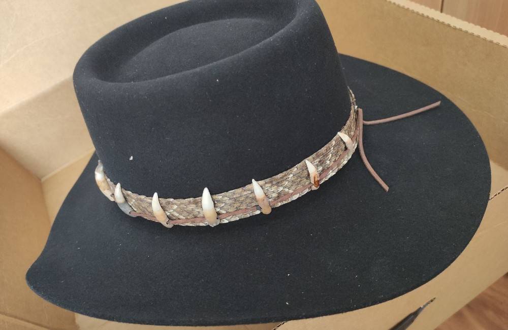 Colníci v Žiline zabavili klobúk z Texasu s krokodílími zubami. Chýbala mu potrebná dokumentácia
