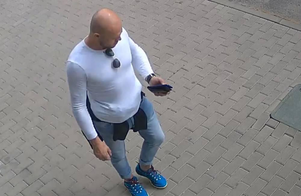 VIDEO: Dvaja muži kradli v outdoorovej predajni v Ružomberku. Odišli na aute s martinskou EČV