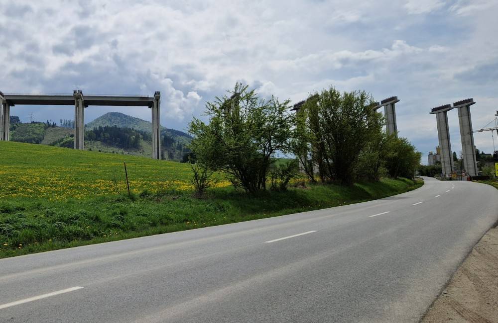 Počas víkendu prerušovane uzavrú cestu medzi obcami Turie a Višňové. Dôvodom je stavba diaľničného mosta