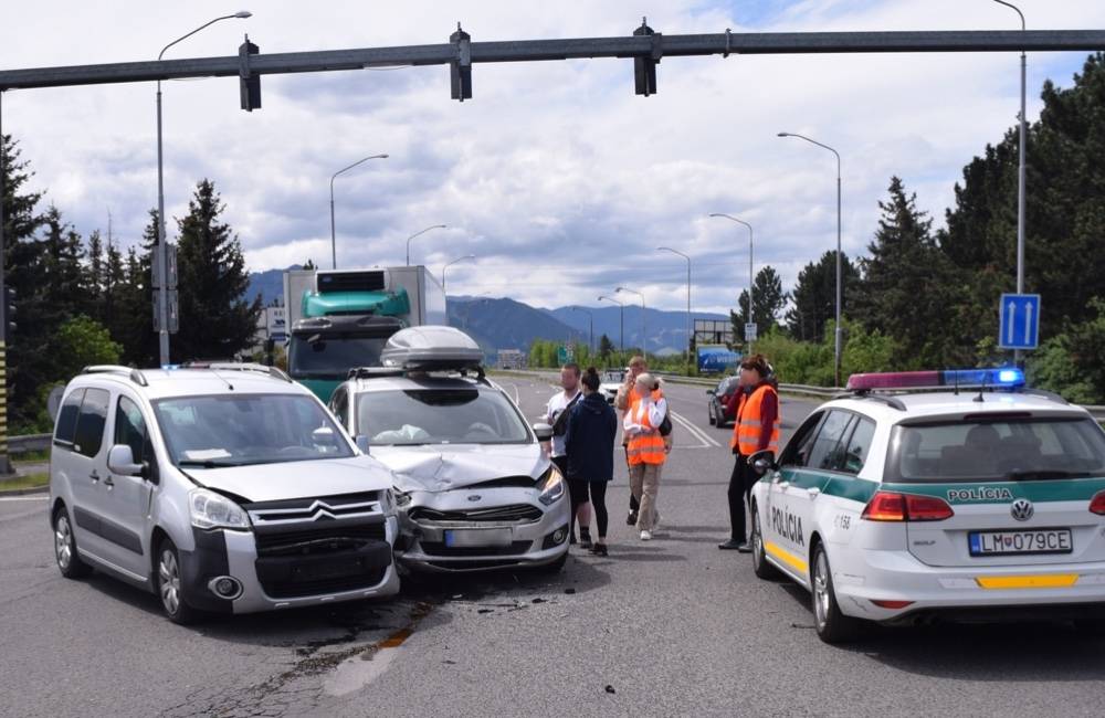 Na križovatke v Liptovskom Mikuláši došlo k zrážke dvoch osobných áut, polícia hľadá svedkov nehody