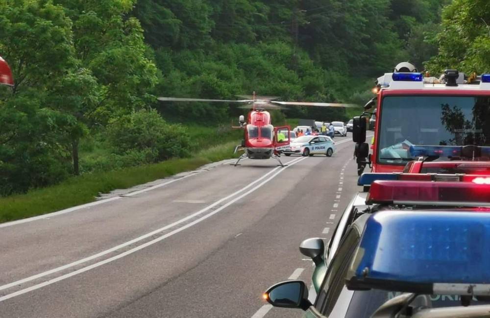 Z miesta nehody dvoch vlakov pri Vrútkach previezli do nemocníc letecky dvoch zranených mužov