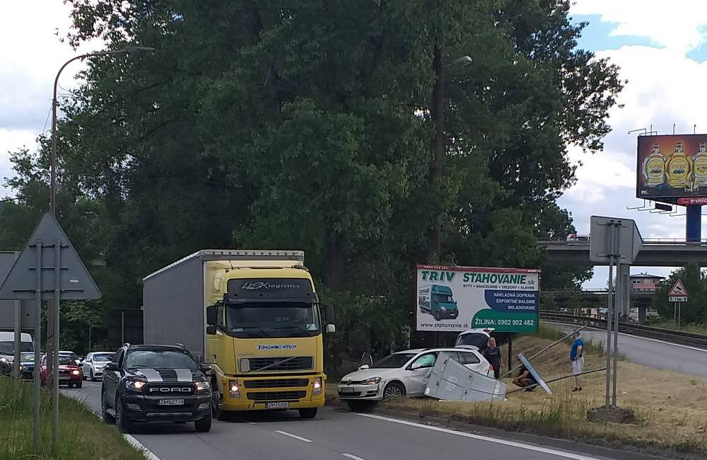 AKTUÁLNE: Na Kragujevskej ulici v Žiline došlo k zrážke nákladného auta s osobným, premávka je obmedzená
