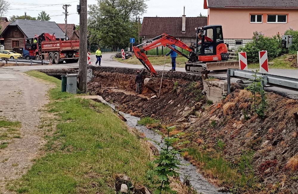 FOTO: Budovanie oporného múru pod cestou v Slovenskom Pravne je v plnom prúde