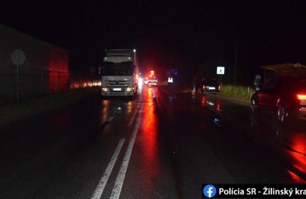 V sobotu v noci došlo v Ružomberku ku nehode chodca a dvoch vozidiel. Polícia žiada svedkov o pomoc pri vyšetrovaní