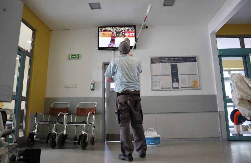 FOTO: Urgentný príjem v žilinskej nemocnici bol kompletne vymaľovaný za plnej prevádzky oddelenia